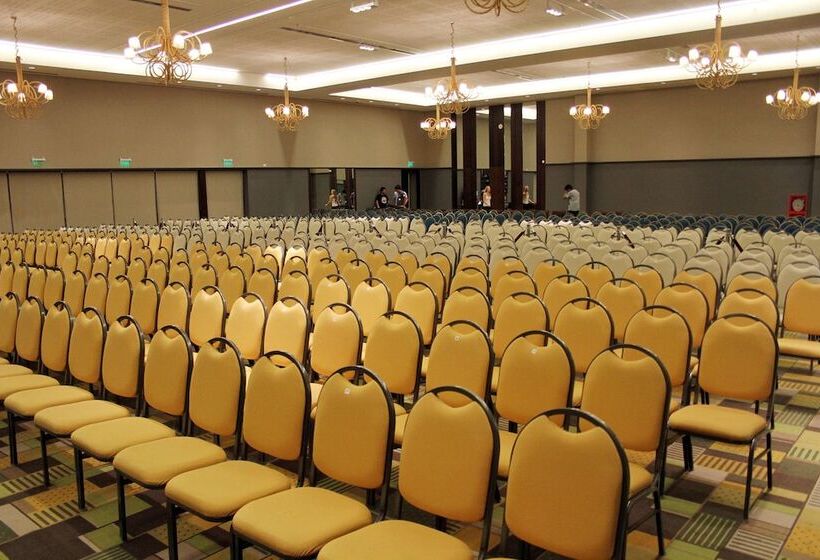 Отель Esplendor By Wyndham Mendoza