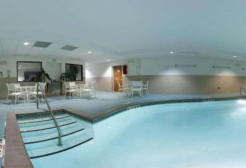 هتل Holiday Inn Express & Suites Chesapeake, An Ihg