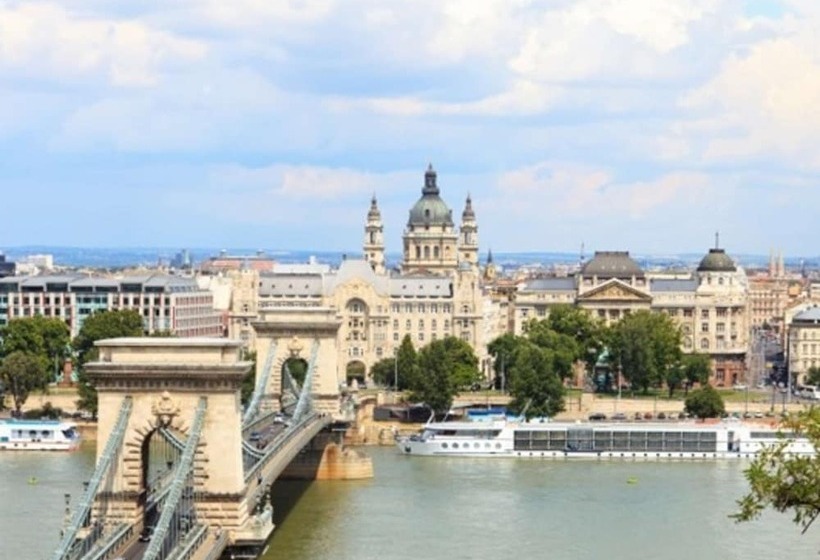 בית מלון כפרי NH Collection Budapest City Center