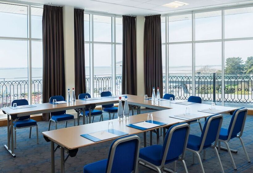 בית מלון כפרי Park Inn By Radisson Palace