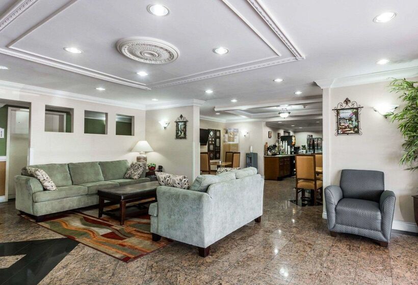 Отель Quality Inn & Suites Atlanta Airport South