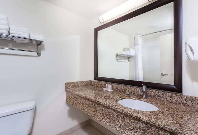 فندق Super 8 By Wyndham Sherwood Park/edmonton Area