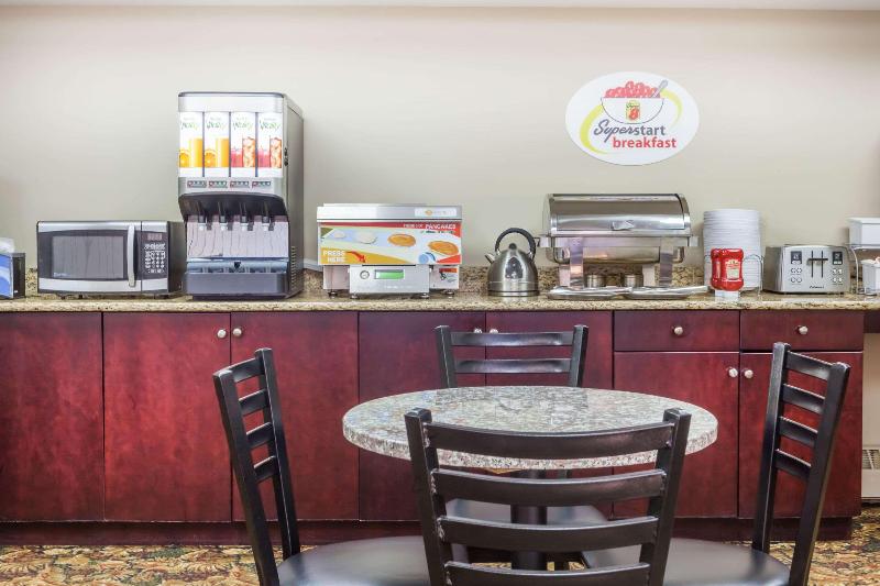 فندق Super 8 By Wyndham Sherwood Park/edmonton Area