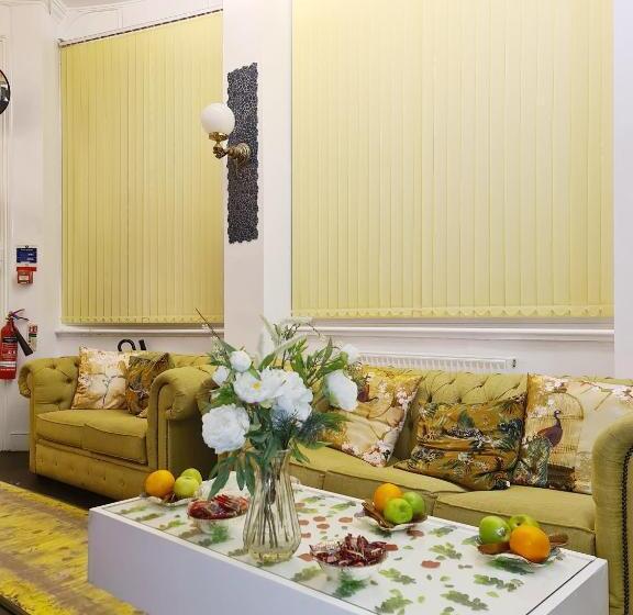 בית מלון כפרי City London