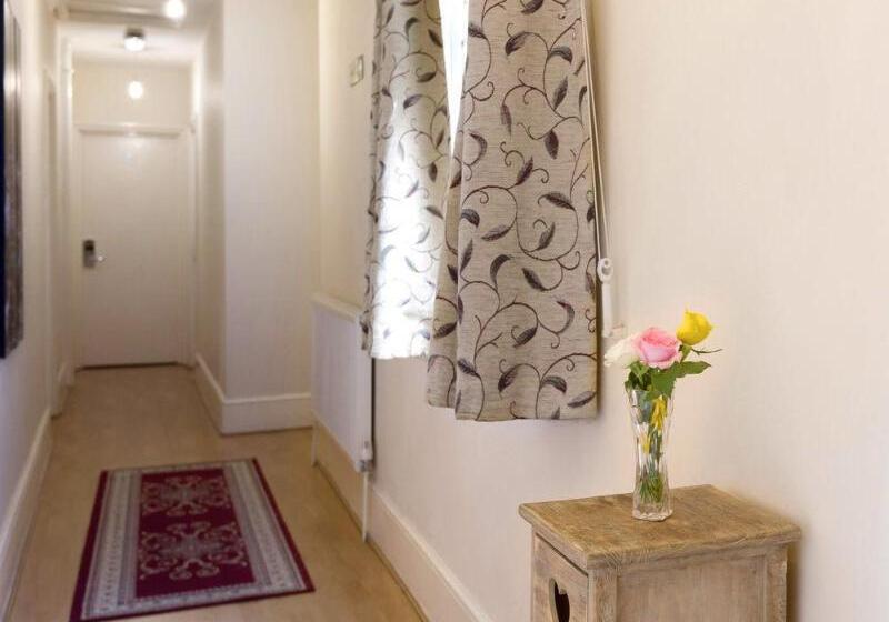 בית מלון כפרי City London