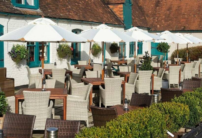 Отель The Carnarvon Arms