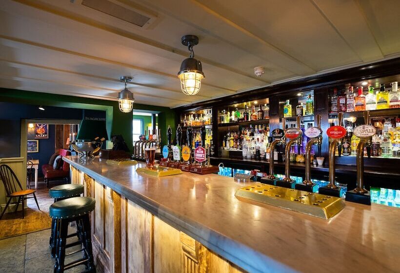 Отель The Carnarvon Arms