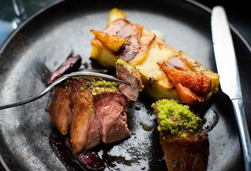 Отель The Carnarvon Arms