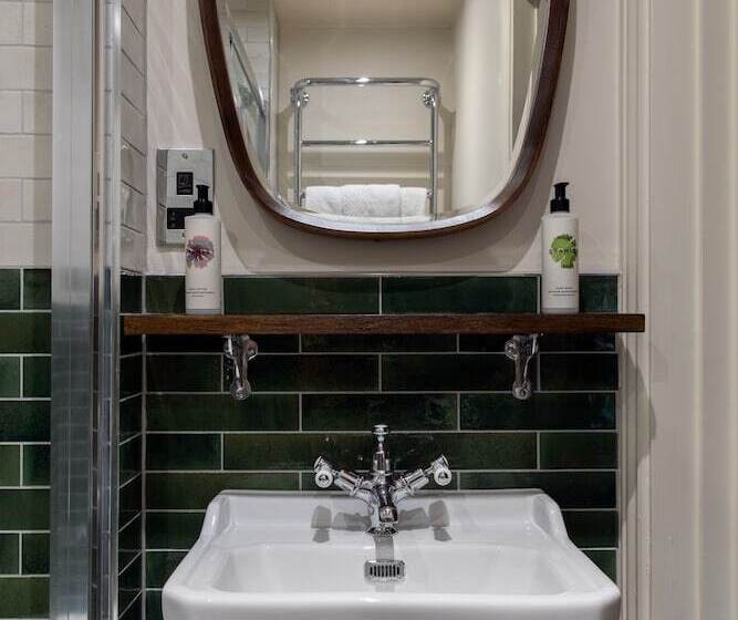 Отель The Carnarvon Arms