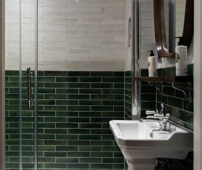 Отель The Carnarvon Arms