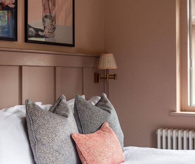 Отель The Carnarvon Arms