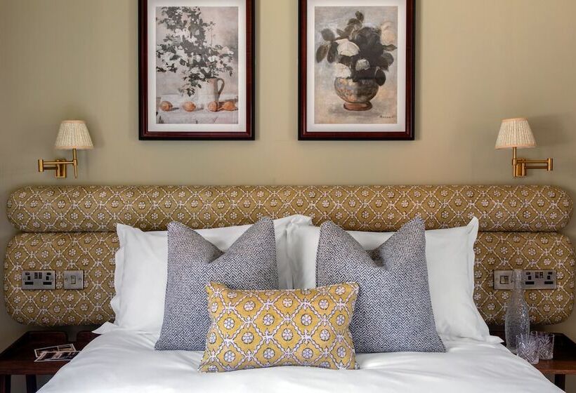 Отель The Carnarvon Arms