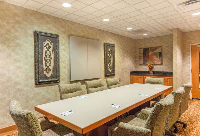 فندق Spark By Hilton Tupelo