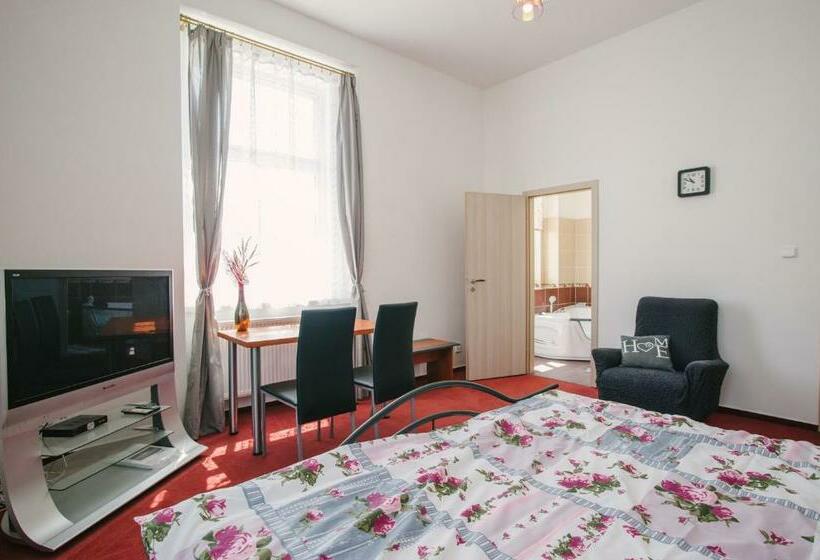 ペンション Guest House U Zlatého Jelena