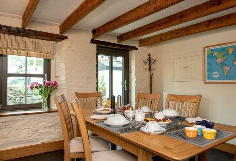 The White Cottage B&b