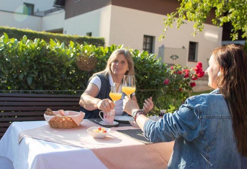 민박 Rooms 73   Helga Bartos