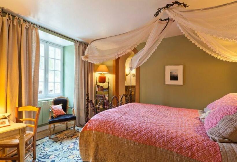بنسيون A L Ombre Du Château