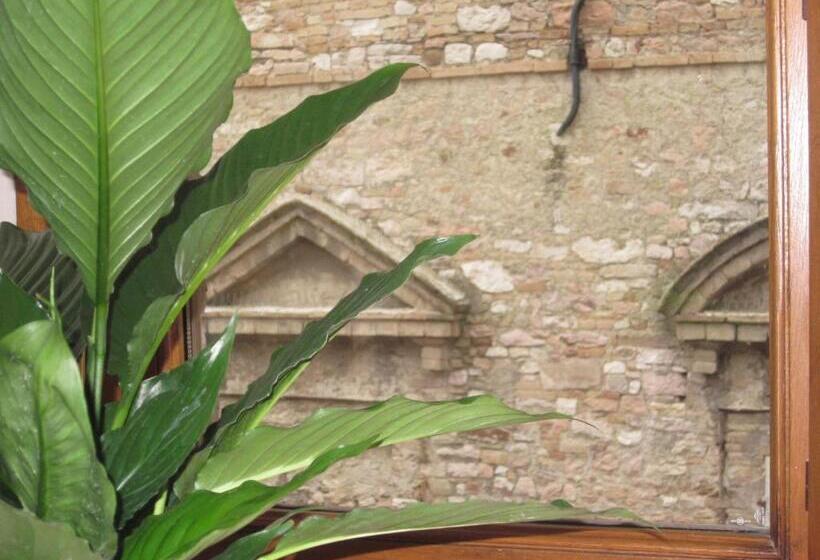 پانسیون Helios Assisi