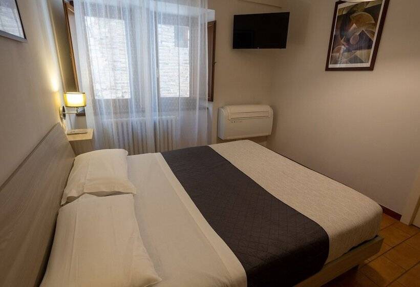 پانسیون Helios Assisi