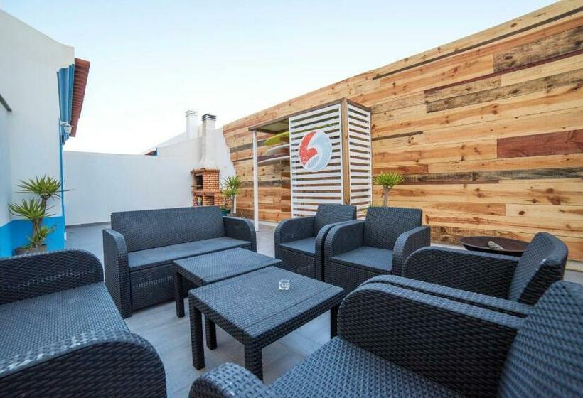 פנסיון Surfness Lodge