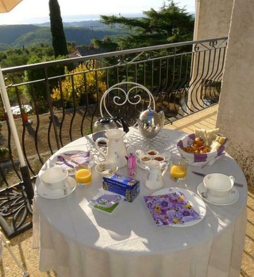 مبيت وإفطار La Tourrette