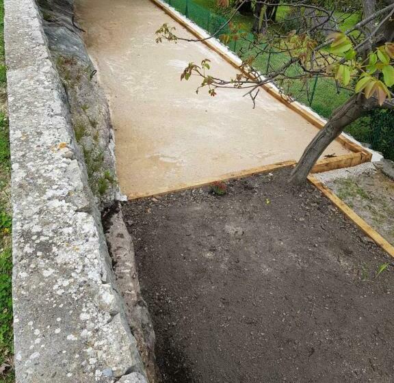 مبيت وإفطار La Tourrette