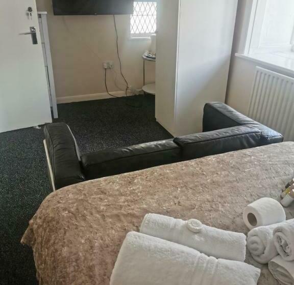 بنسيون The Crown Bar & Guesthouse