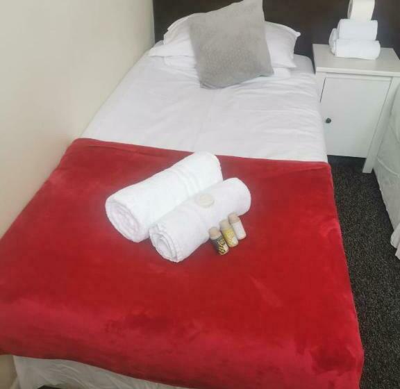 بنسيون The Crown Bar & Guesthouse