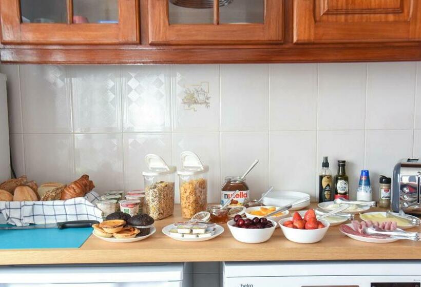 ベッドアンドブレックファースト Blue Door Lagos