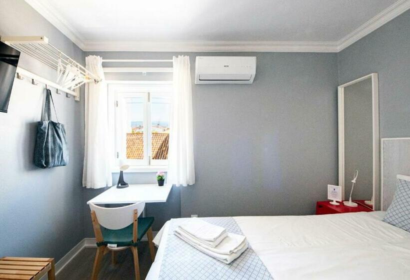 ベッドアンドブレックファースト Blue Door Lagos