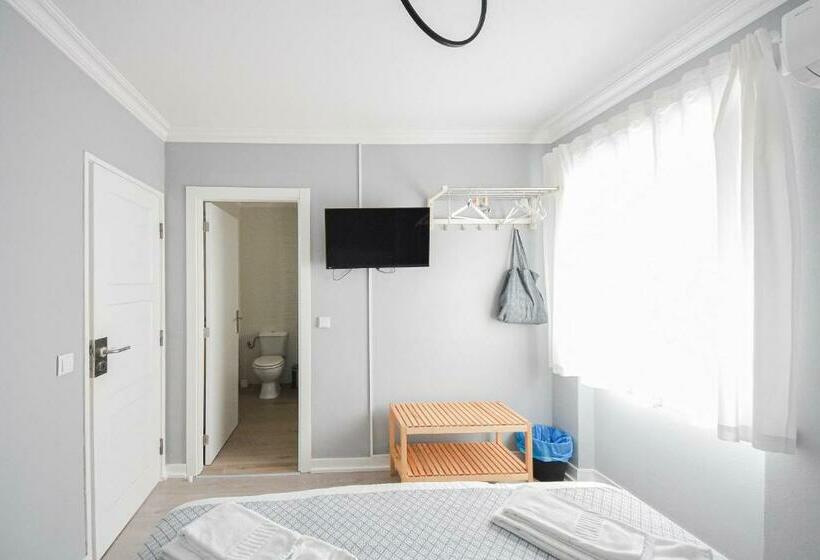 ベッドアンドブレックファースト Blue Door Lagos