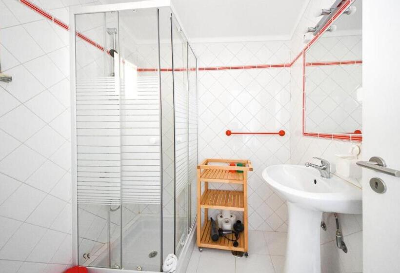 ベッドアンドブレックファースト Blue Door Lagos