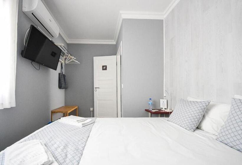 ベッドアンドブレックファースト Blue Door Lagos