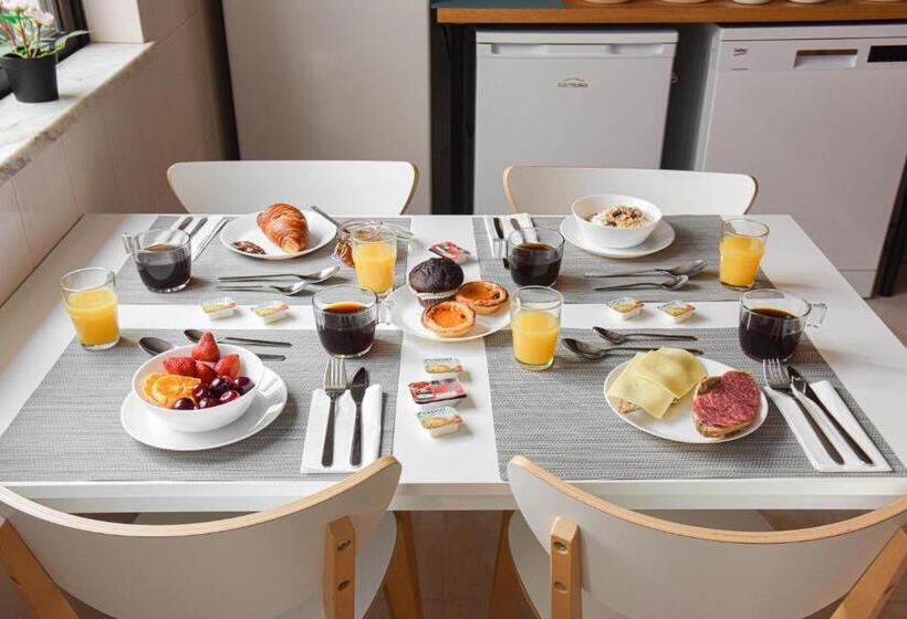 ベッドアンドブレックファースト Blue Door Lagos