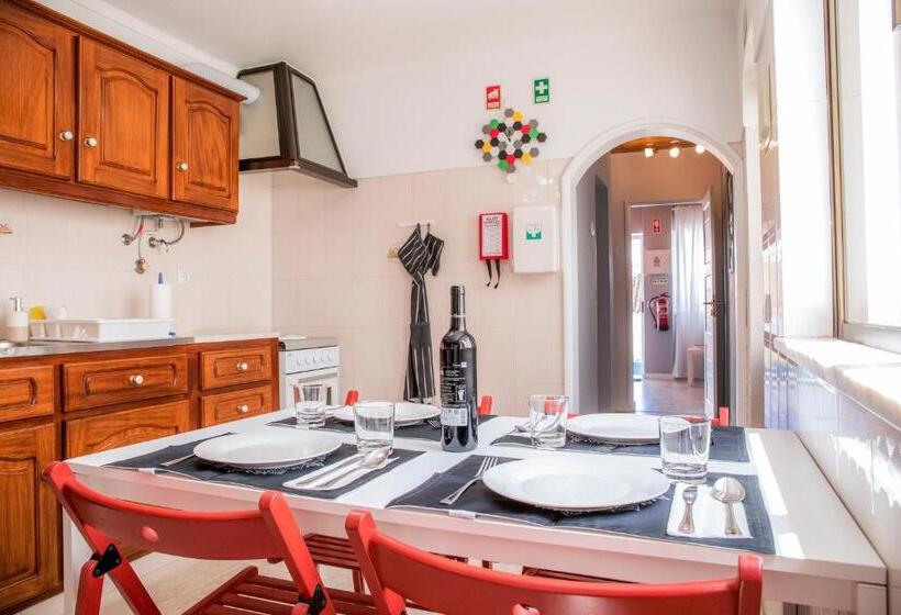 ベッドアンドブレックファースト Blue Door Lagos