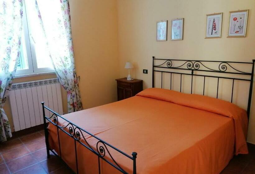 فندق Agriturismo Poggio Sassineri