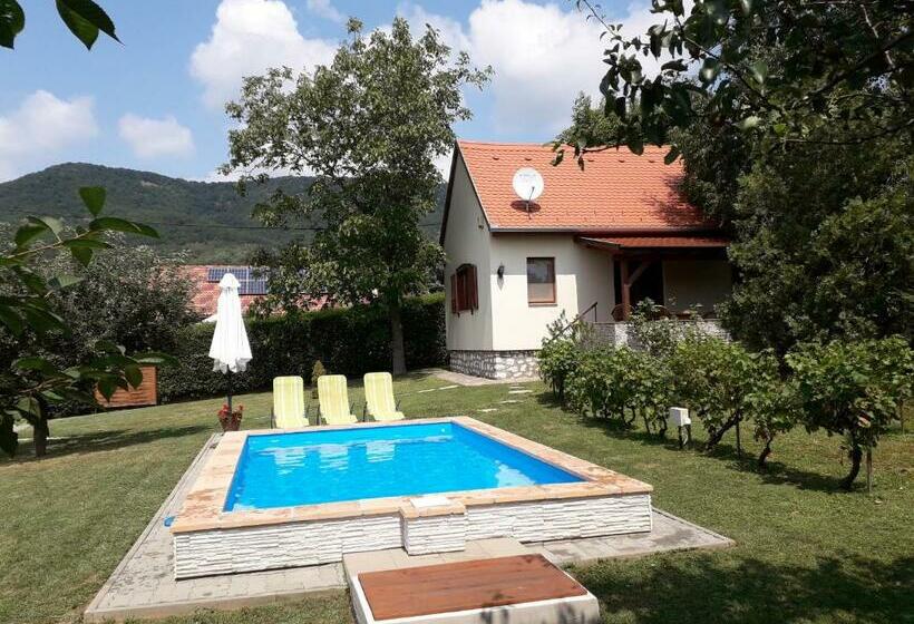 Пансион Cseresznyevirág Vendégházak