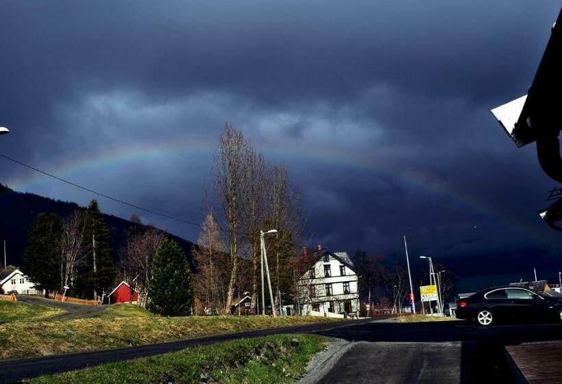 פנסיון Lyngseidet Gjestegård As