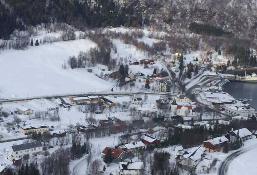 פנסיון Lyngseidet Gjestegård As