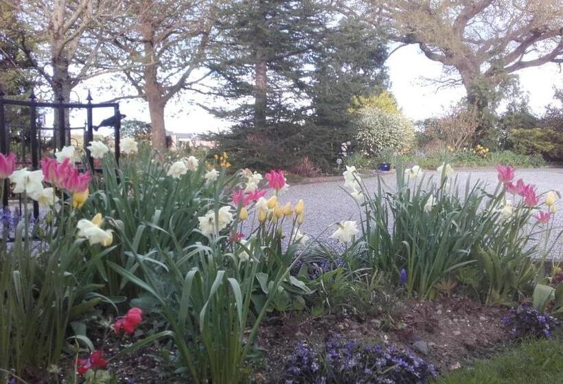 Twin Oaks Bed & Breakfast