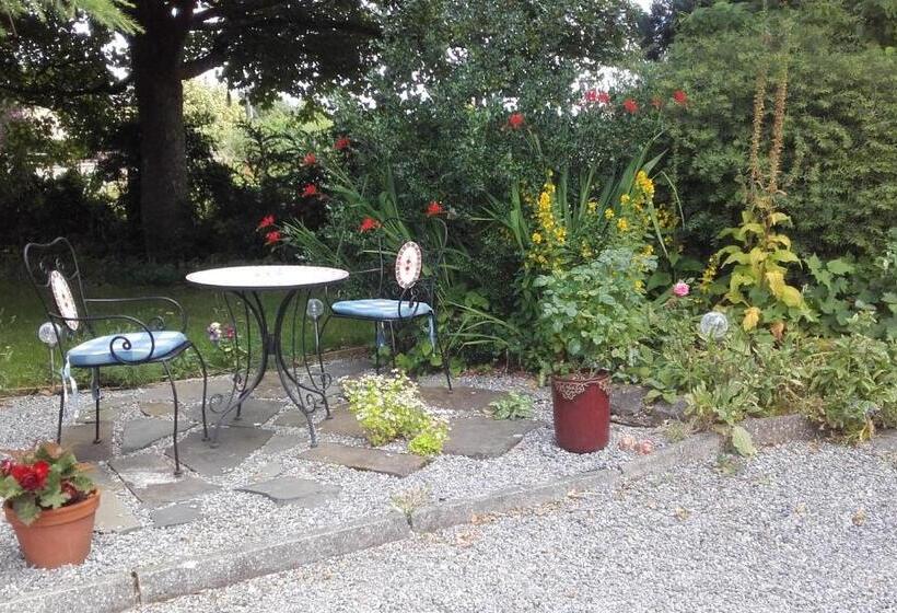 Twin Oaks Bed & Breakfast