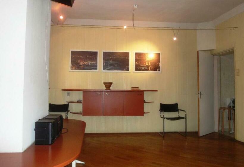 הוסטל Frank S Backpackers