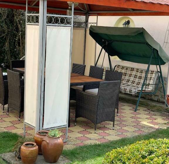 פנסיון Sunny House