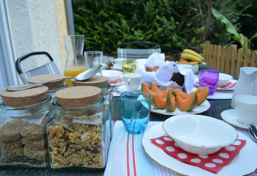 민박 The Coach House