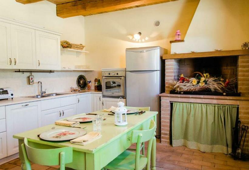 هتل Agriturismo Pompagnano