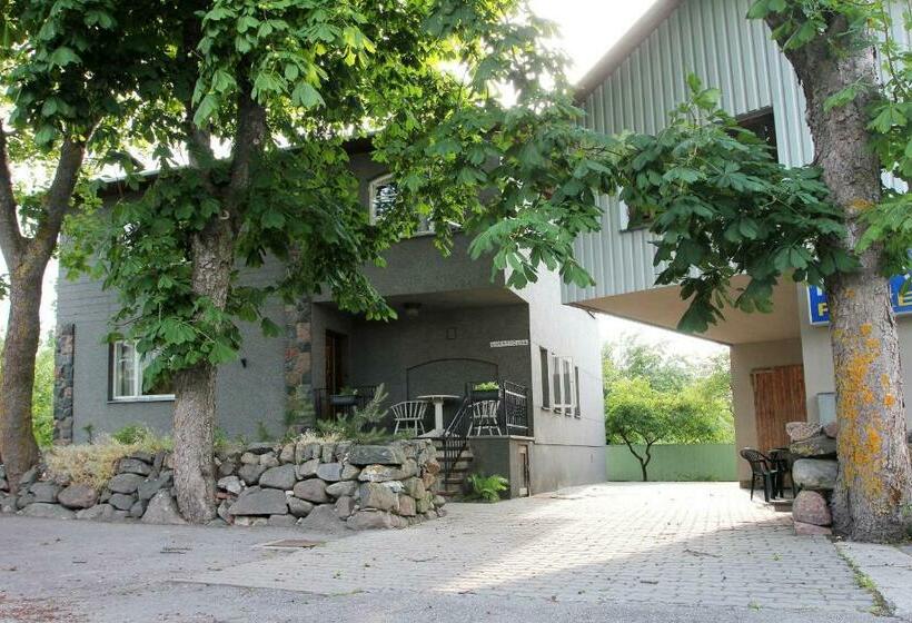 Kraavi Guest Hostel