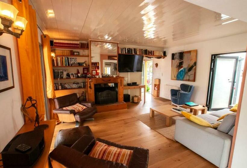 Les Yeux Bleus Bed & Breakfast