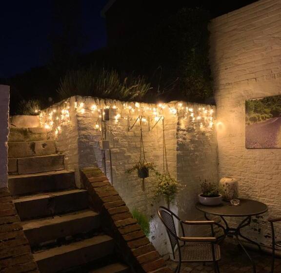 تختخواب و صبحانه De Stadswal