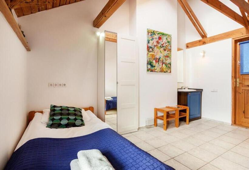 تختخواب و صبحانه House Of Sun