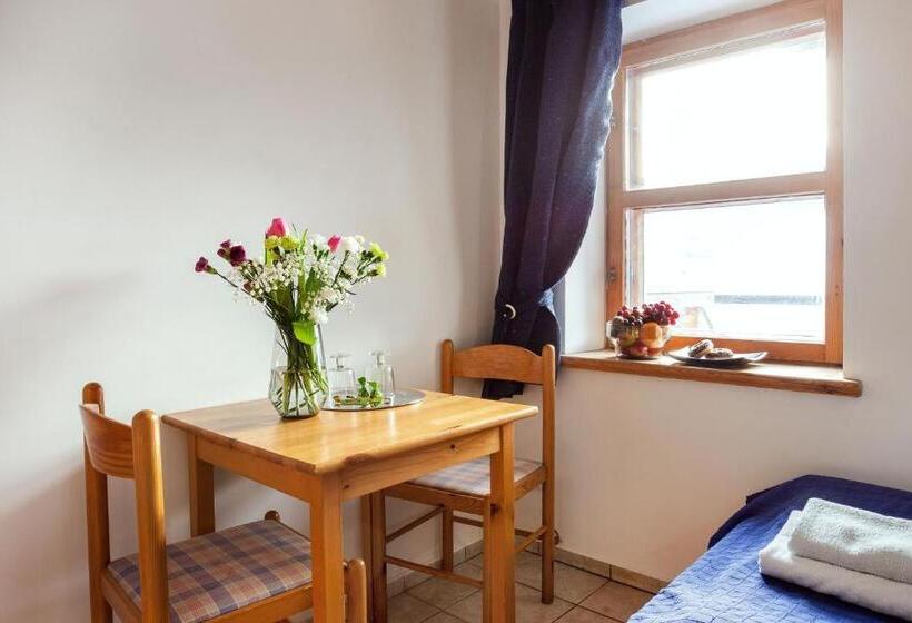 تختخواب و صبحانه House Of Sun